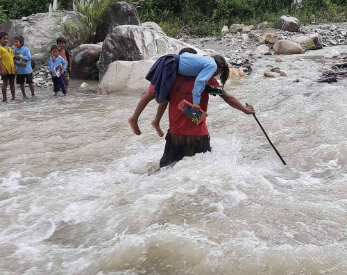 विद्यार्थीलाई खोला तारेर भिजेकै कपडामा कक्षामा