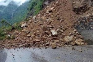 चार ठाउँमा पहिरो, पासाङल्हामु राजमार्ग अवरुद्ध