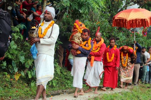 धादिङमा अनौठो जात्रा : तामझामसित माइत झरिन् त्रिपुरासुन्दरी