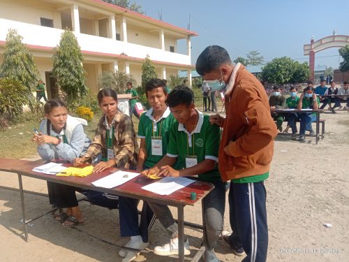 विद्यार्थीलाई नमुना मतदान, भन्छन्- अभिभावकलाई सिकाउँछौं