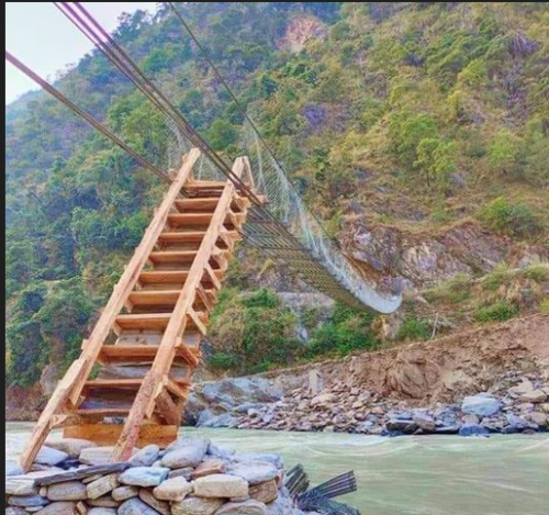 अनि हालियो भाइरल पुलमा भर्याङ