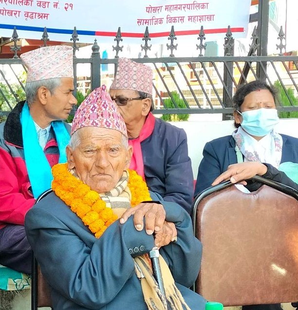 ज्येष्ठ नागरिक दिवसमा १०४ वर्षीय दाहाल सम्मानित