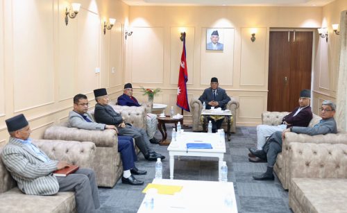 प्रधानमन्त्रीको आह्वानमा प्रमुख तीन दलको बैठक सिंहदरबारमा जारी