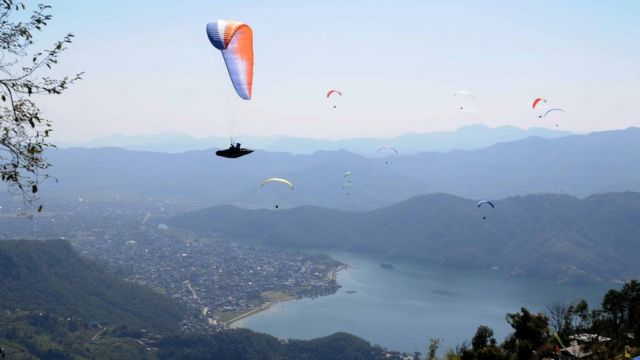 पोखरा मान्द्रेढुङ्गाबाट चिनियाँ पाहुना टोलीले गर्‍यो प्याराग्लाइडिङ