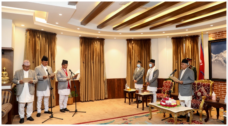 नवनियुक्त तीन मन्त्रीले लिए शपथ