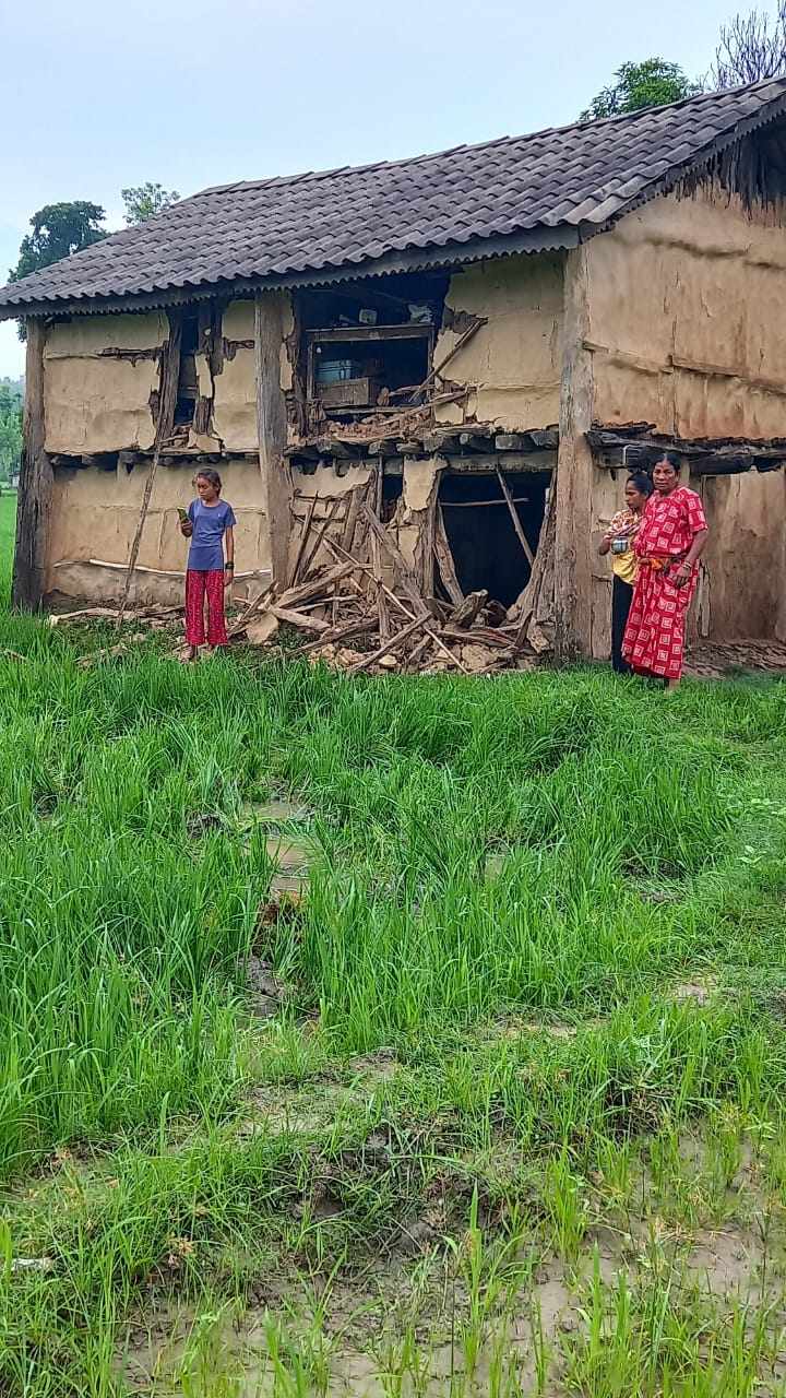 राति साढे १२ बजे हात्तीले घर भत्काउन थालेपछि……….