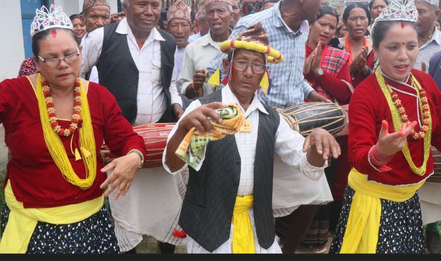 महिलाले नाचे लोपोन्मुख ‘पाउदुरे’ नाच