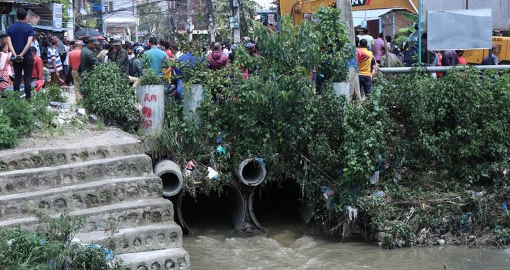 चखुञ्चा खोला खोल्न माग गर्दै स्थानीयले गरे प्रदर्शन