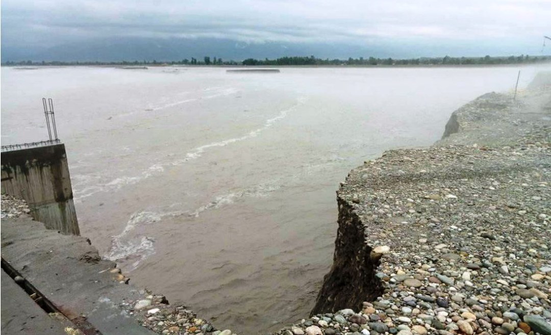 महाकालीमा पानीको बहाब बढ्यो, चार पाङ्ग्रे सवारी साधन आवतजावतमा रोक