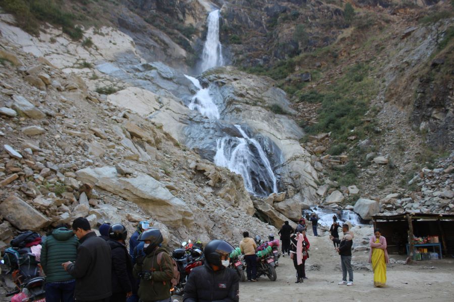 पर्यटकको रोजाइमा रुप्से झरना 