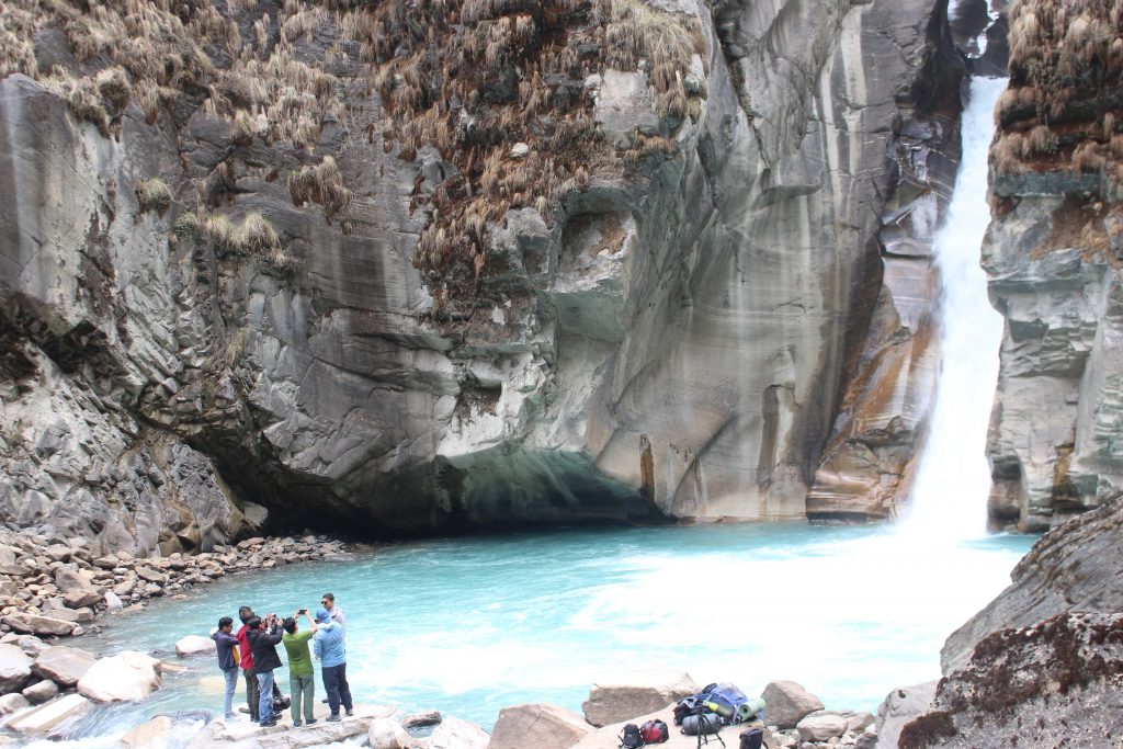 पर्यटकलाई लोभ्याउने फुतफुते झरना