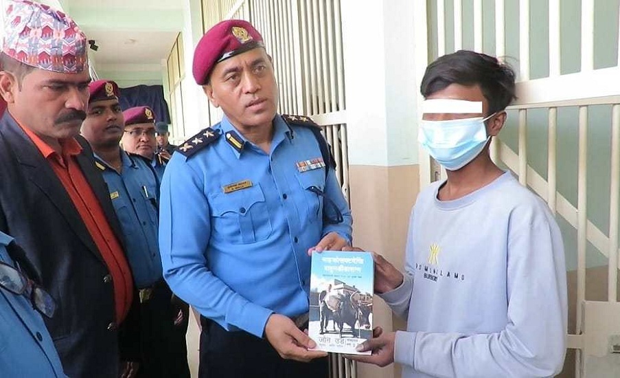 प्रहरीको हिरासतमा पुस्तकालय अभियान