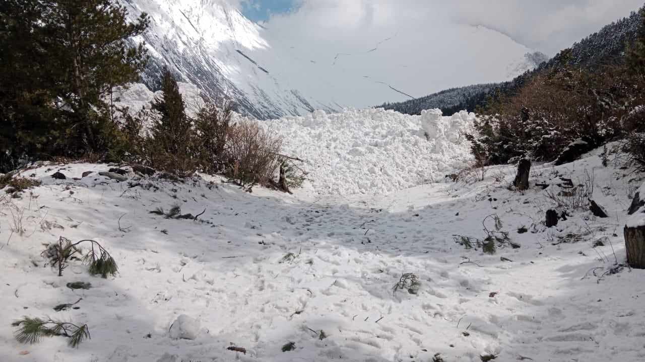 मनाङको ढुकुरपोखरीमा हिमपहिरो, आवतजावत प्रभावित