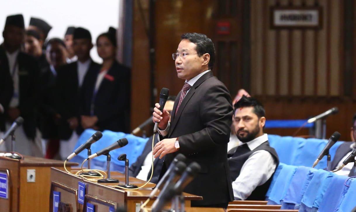 प्रधानमन्त्री ओली संसदमा बोल्दै गर्दा वर्षमानको आपत्ति