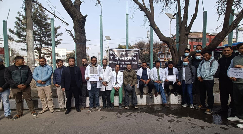 किन संघर्षमा छन् आवासीय चिकित्सक ?