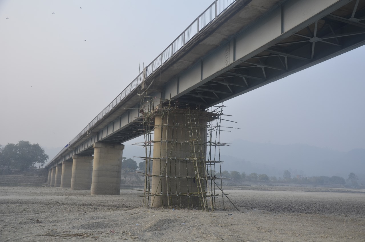 रौतहटमा वाग्मती पुलको बिम चर्किएपछि मर्मत थालियो