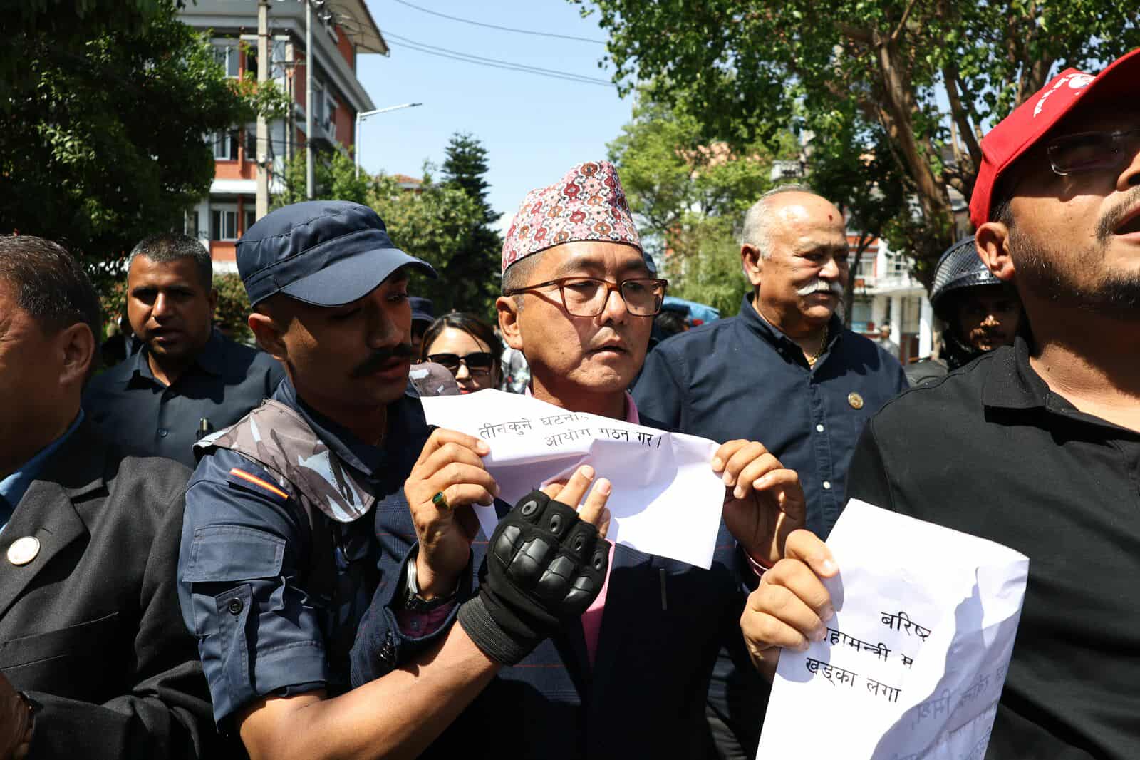 राजेन्द्र लिङ्देनसहित ३ जना पक्राउ 