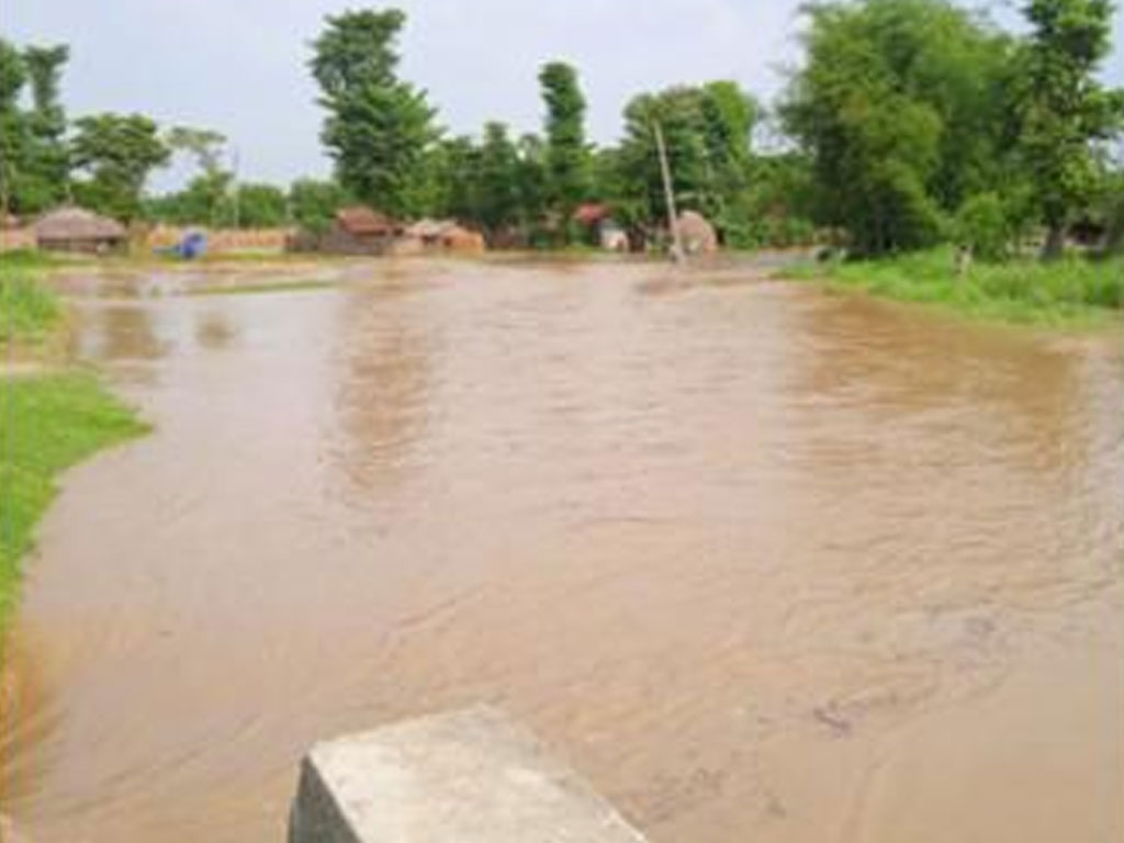 झापामा माईखोलाको बाढी बस्ती पस्यो, सुगाबथानका २२ घर डुबानमा