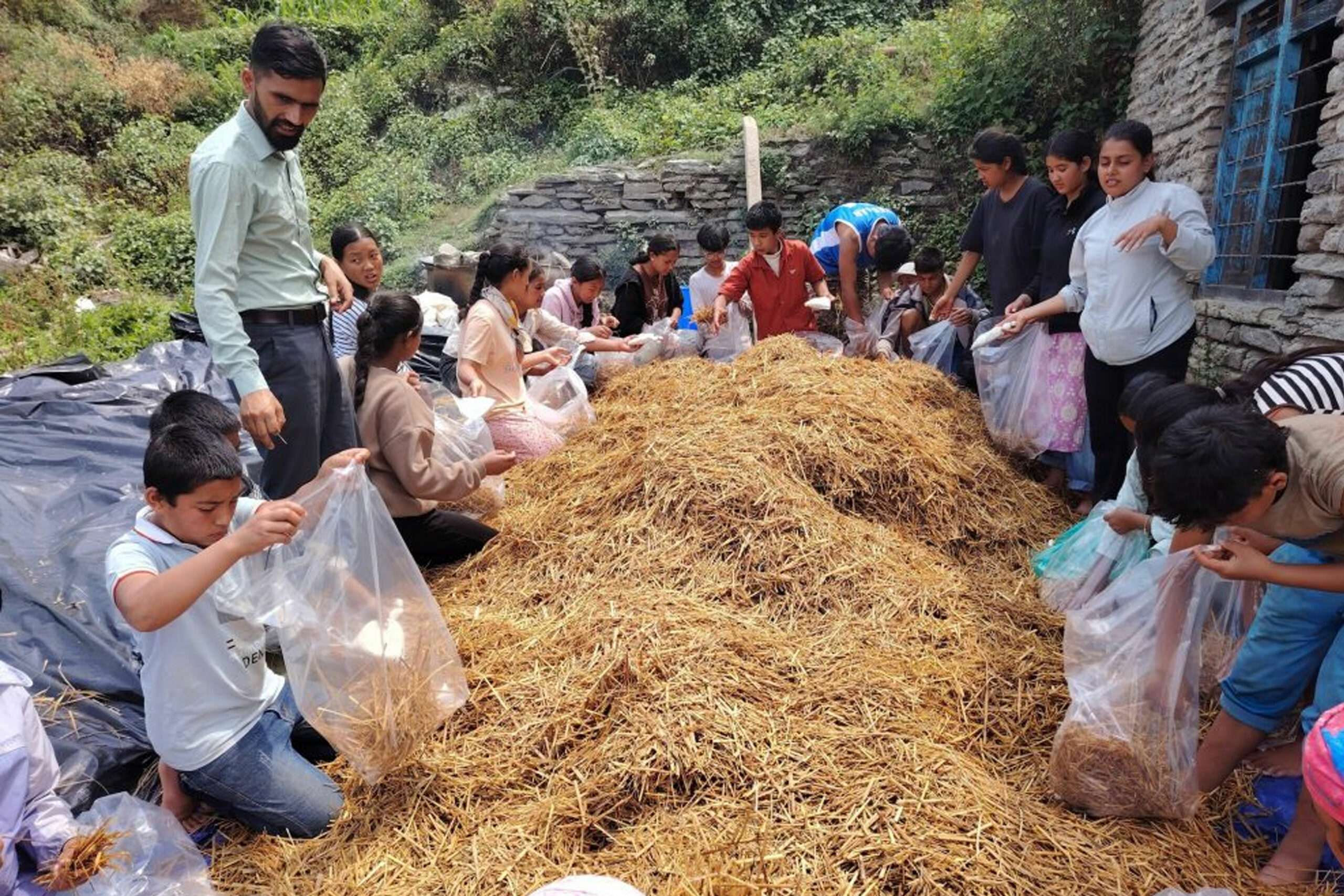 विद्यार्थीलाई पढाइसँगै सीप सिकाउँदै बेनीका विद्यालय