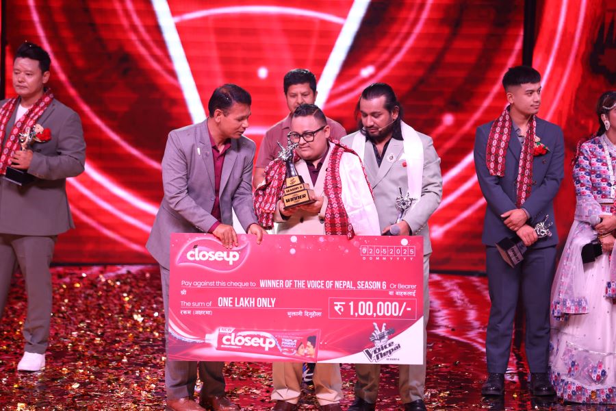 भ्वाइस अफ नेपालका विजेता प्रोशेष पाण्डेलाई क्लोजअपको एक लाख पुरस्कार