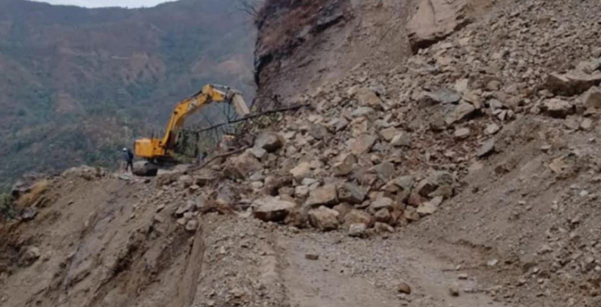 पहिरोले राप्ती राजमार्ग अवरुद्ध