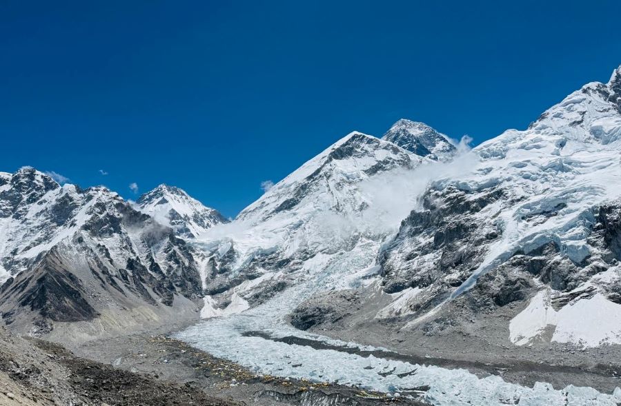 एकै दिन १३५ आरोही सगरमाथा शिखरमा
