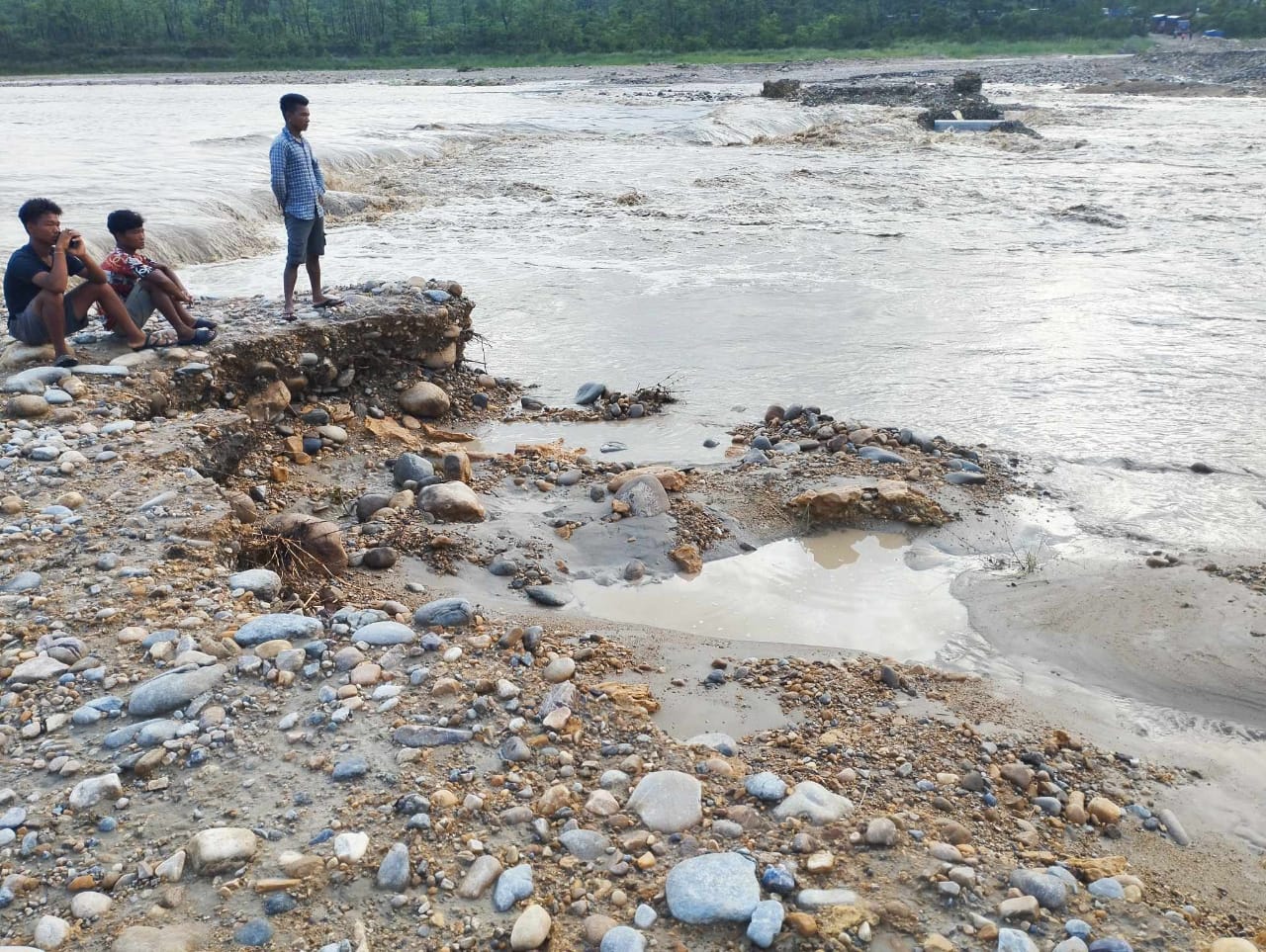 पूर्वपश्चिम राजमार्ग अवरुद्ध