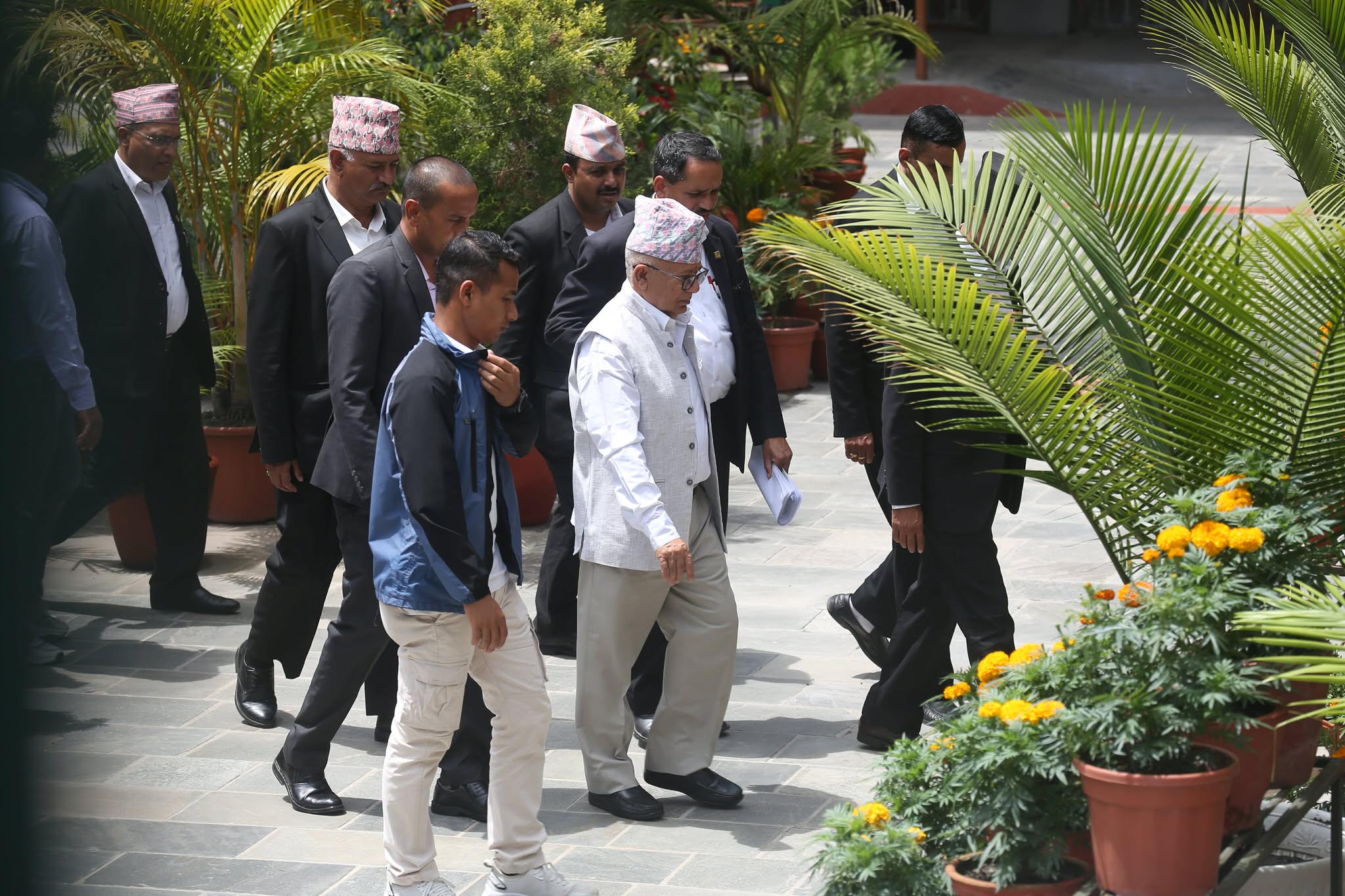 पूर्वप्रधानमन्त्री नेपाल विशेष अदालतमा उपस्थित