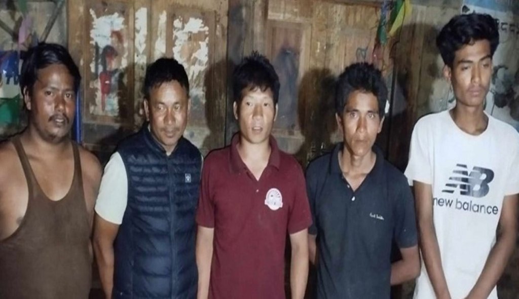 रोशी खोलाको बाढीमा फसेका पाँच जनाको उद्धार