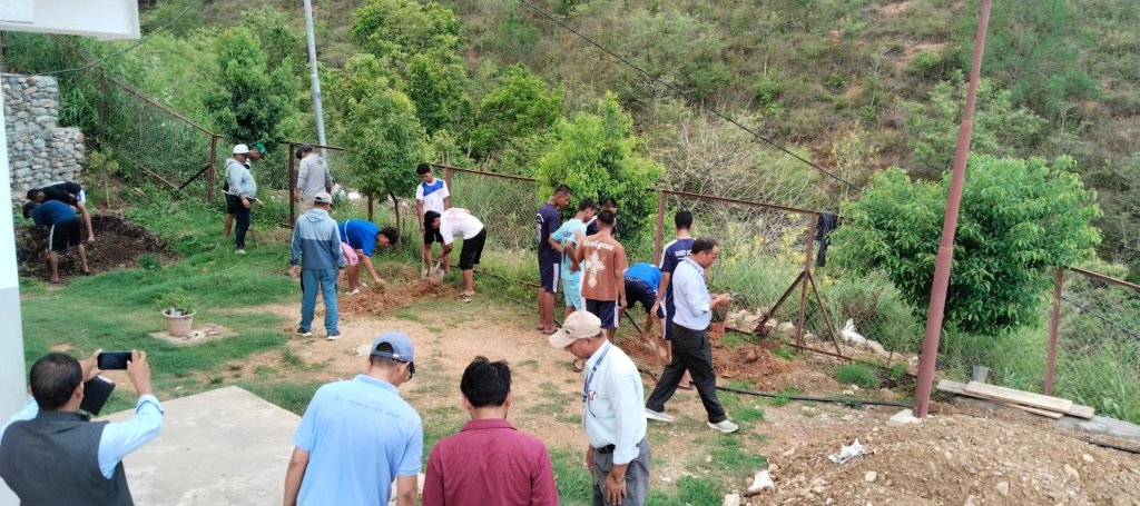 विद्यालयको आम्दानी बढाउन बुद्धचित्तको बिरुवा लगाइँदै