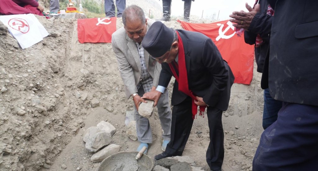 मुस्ताङको पेरिसडाँडामा प्रचण्डले गरे माओवादी केन्द्रको कार्यालय शिलान्यास