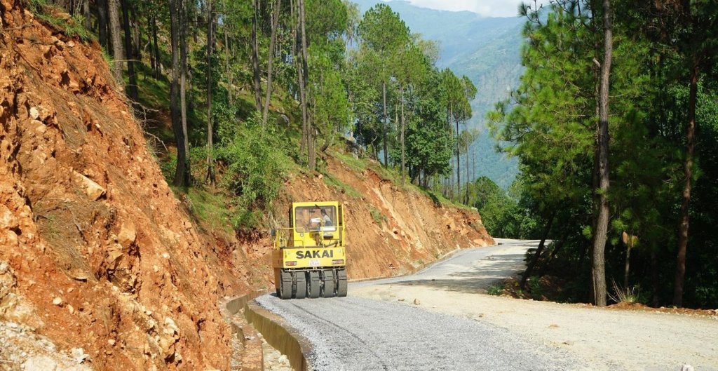 ट्रयाक खुलेको २७ वर्षपछि रत्नेचौर–भकुण्डे सडक कालोपत्र
