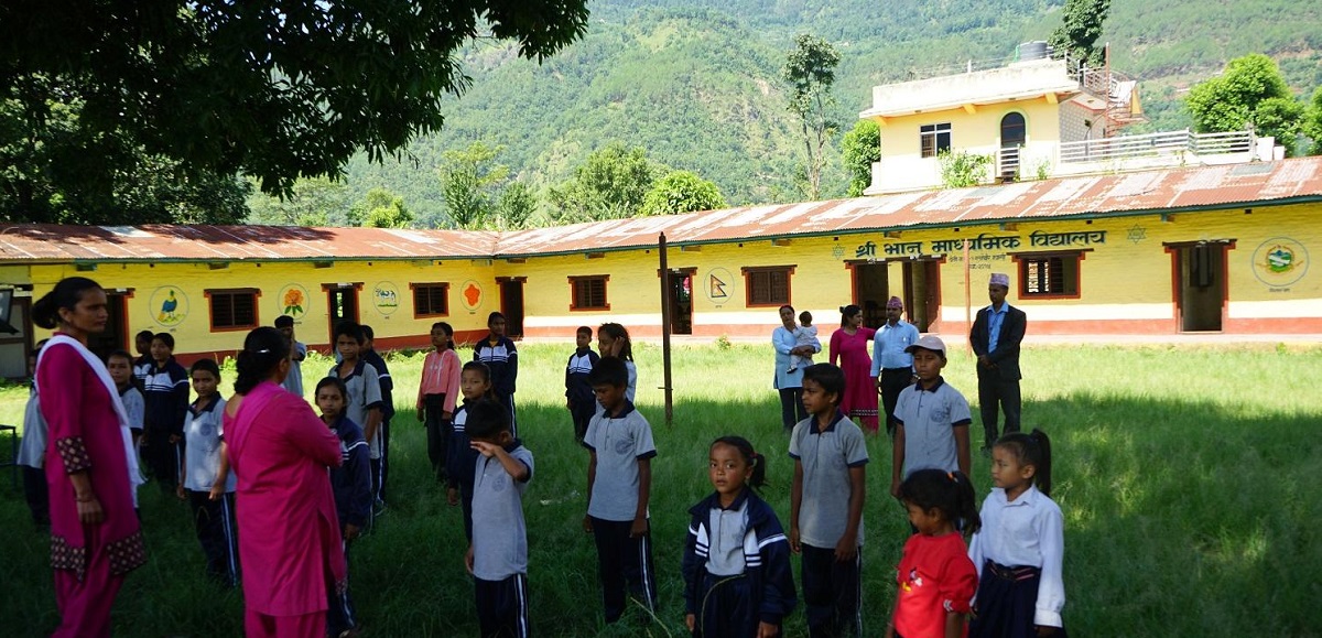रित्ता कक्षाकोठा रुँगेर बस्दै गाउँका शिक्षकहरू