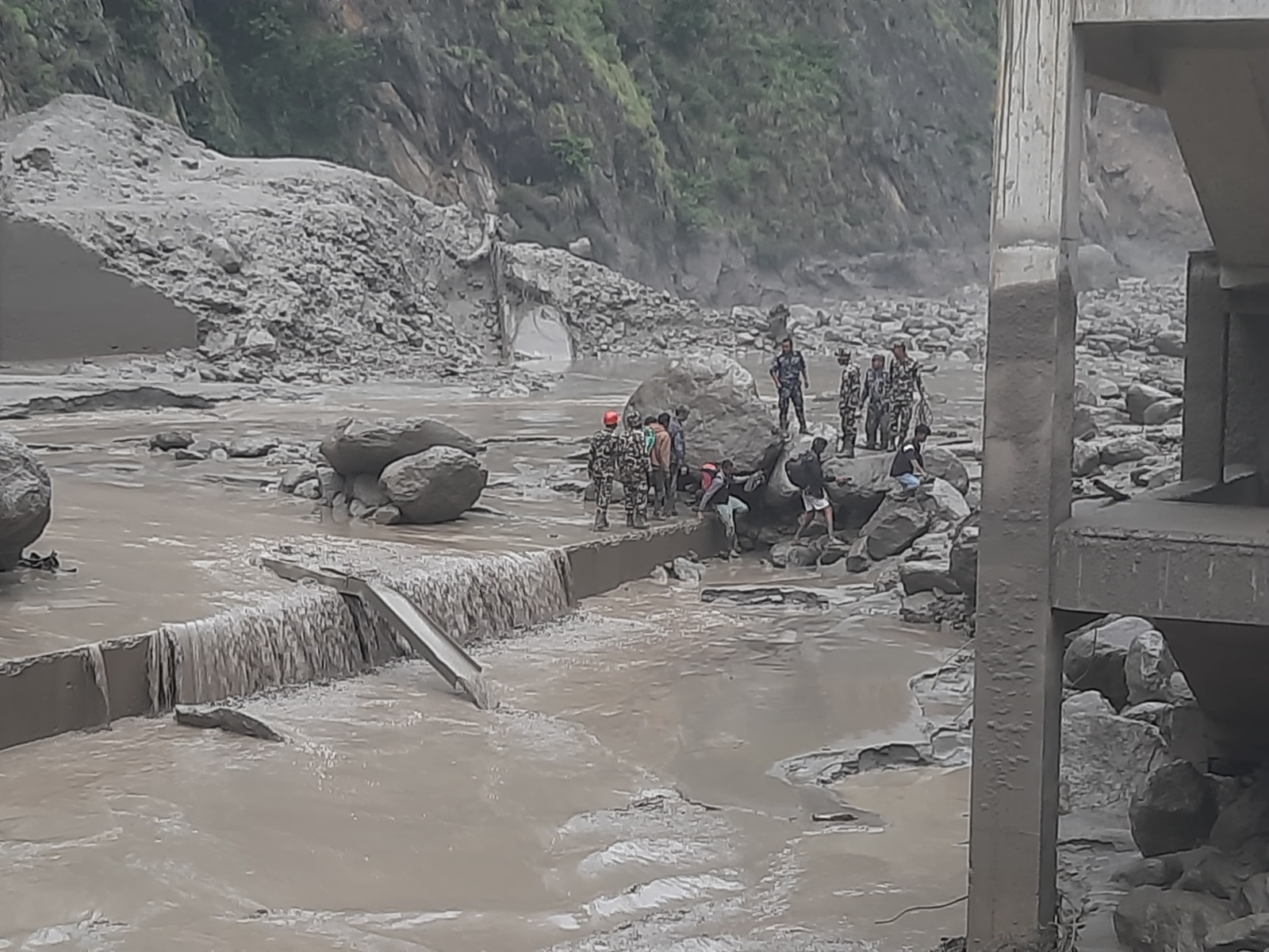रसुवाको बाढीमा १२ नेपाली र ६ चिनियाँ बेपत्ता
