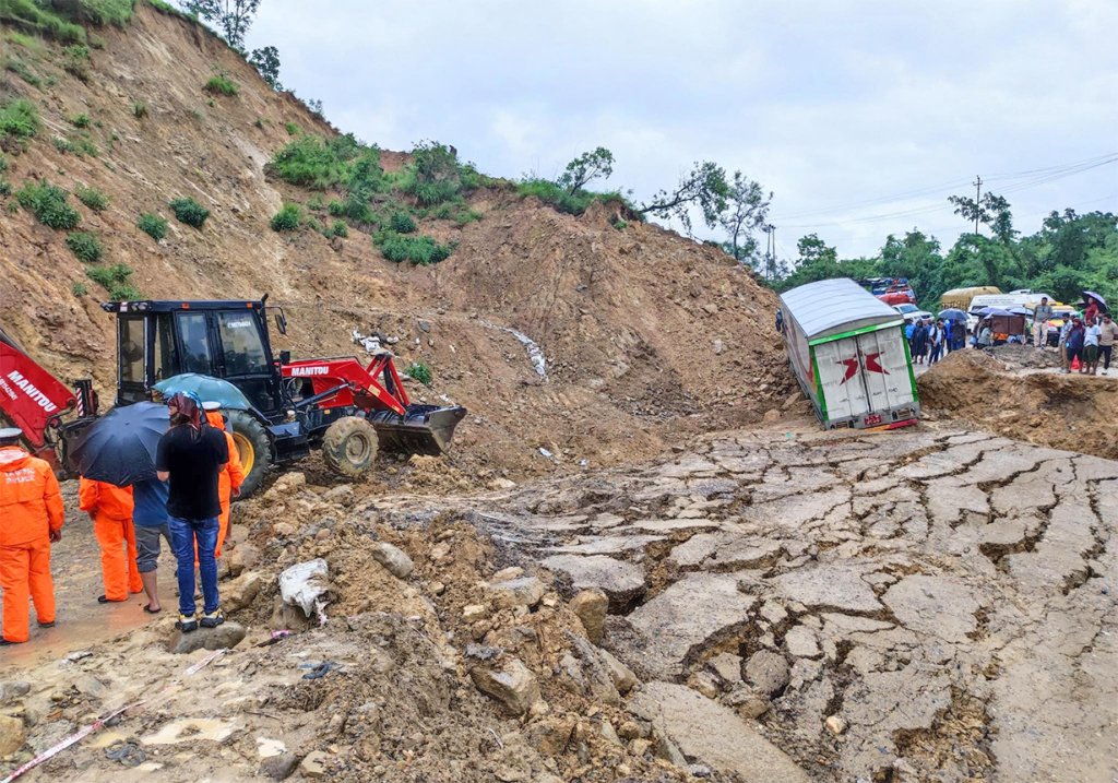 दाउन्नेमा सडक भासियो, कालीगण्डकी करिडोर पनि बन्द