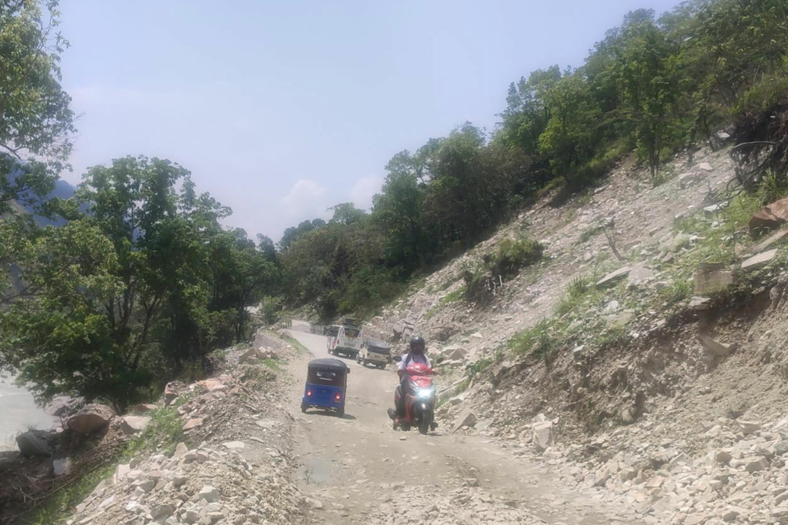 जोखिम बन्दै बेँसी सहर-चामे सडक यात्रा