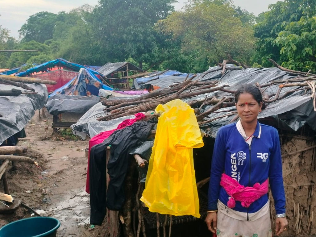 बाढीको जोखिमले राजमार्ग छेउ बस्न बाध्य वनहराका भूमिहीन परिवार