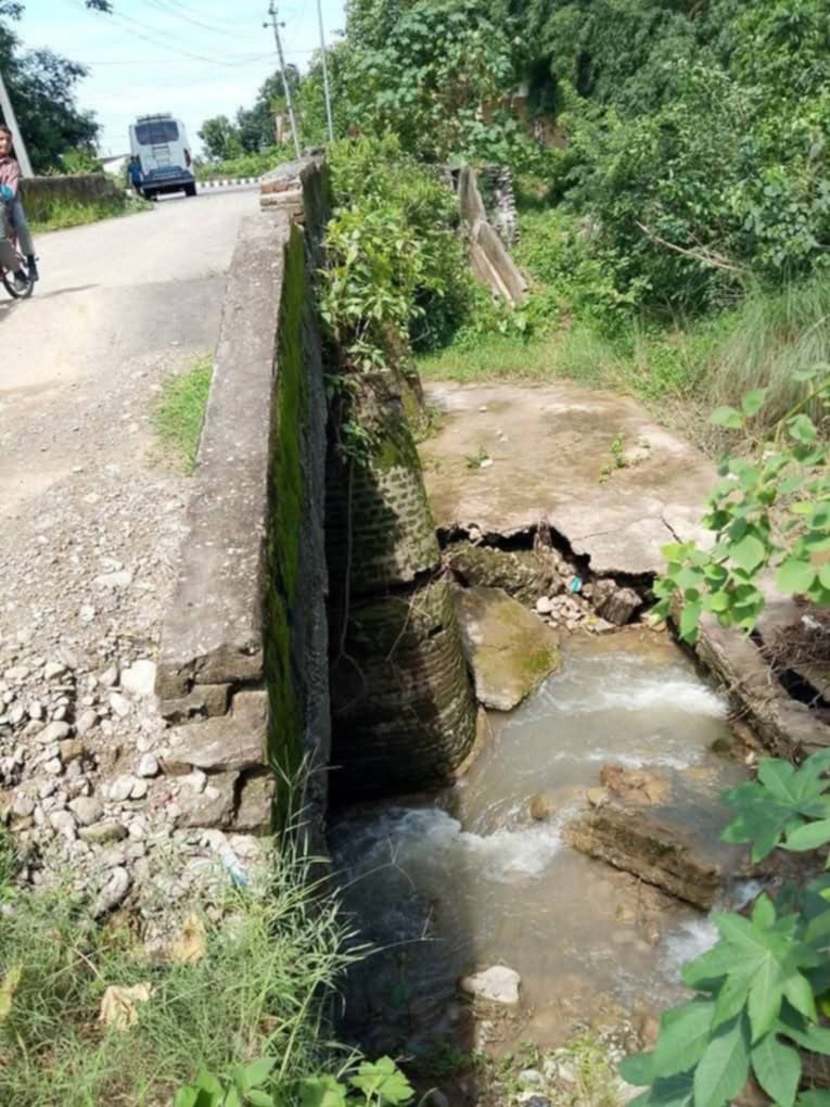 टोटीखोलाको पुल जीर्ण, जोखिम मोलेर हिँड्नुपर्ने बाध्यता