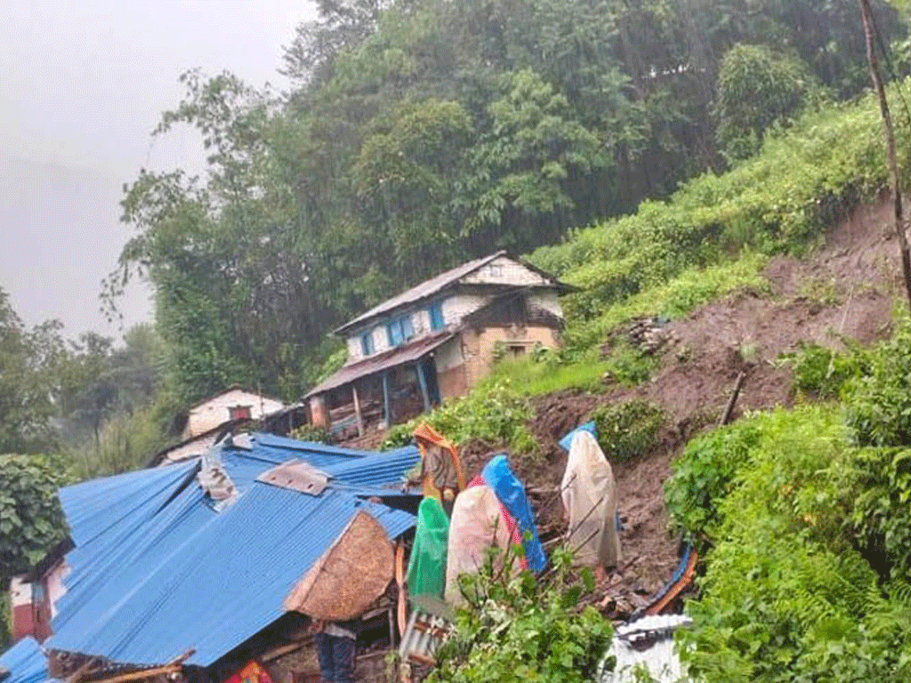 पर्वतको लाङ्दी पहिरो: पुरिएका दम्पतीमध्ये श्रीमान् मृत फेला, श्रीमतीको खोजी जारी