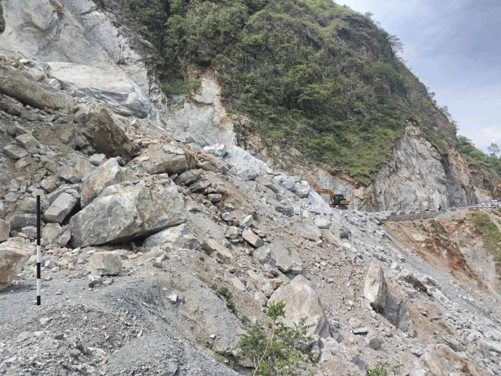 पहिरोले कालीगण्डकी सडक अवरुद्ध
