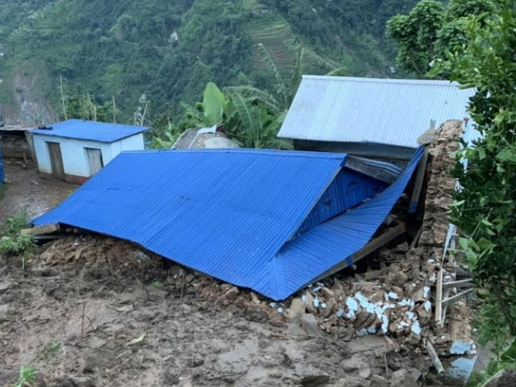 ताप्लेजुङमा पहिरोले घर पुरिँदा चार जना घाइते
