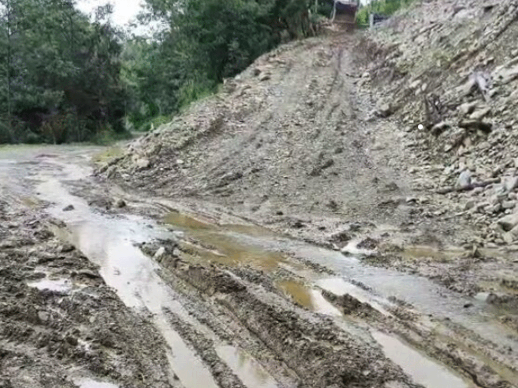 बाढी पहिरोका कारण देशभरका नौ राजमार्ग पूर्ण रूपमा अवरुद्ध