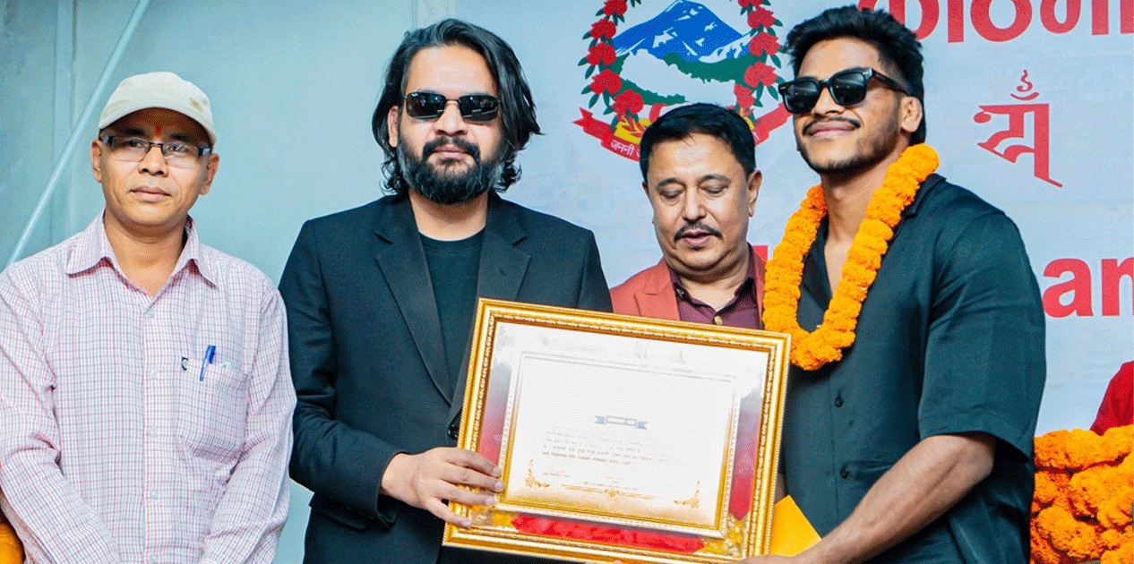 महानगरद्वारा रवीन्द्र र खोखो टोली नगदसहित सम्मानित