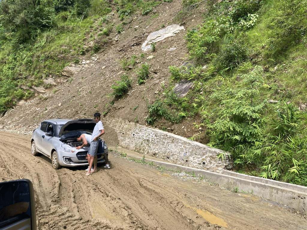कालोपत्र नहुँदा बिहुँ-घोडाबाधे सडकखण्डमा वर्षौँदेखि सास्ती