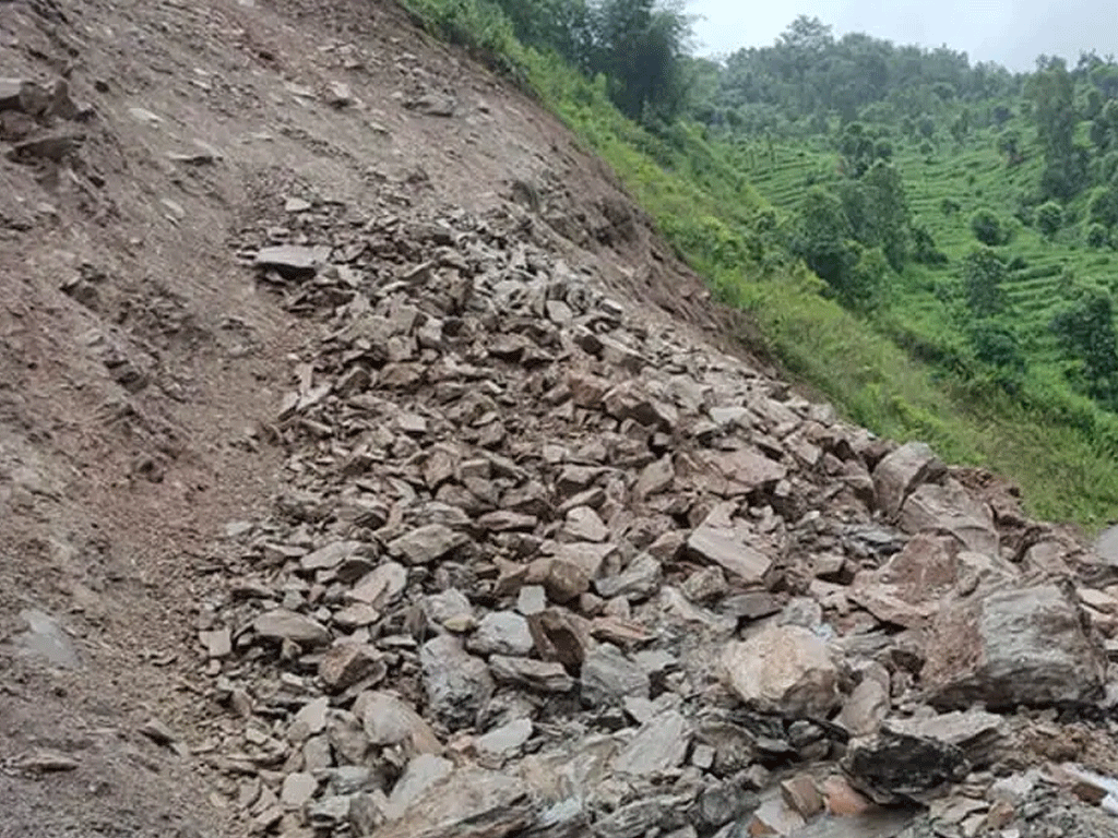 रसुवागढी क्षेत्रमा सुख्खा पहिरो खस्दा एक युवक घाइते