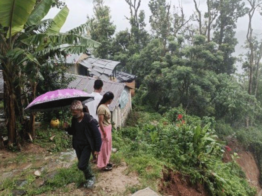 उत्तर-पश्चिम पहिरोले मोदीको केरुंगा गाउँ जोखिममा