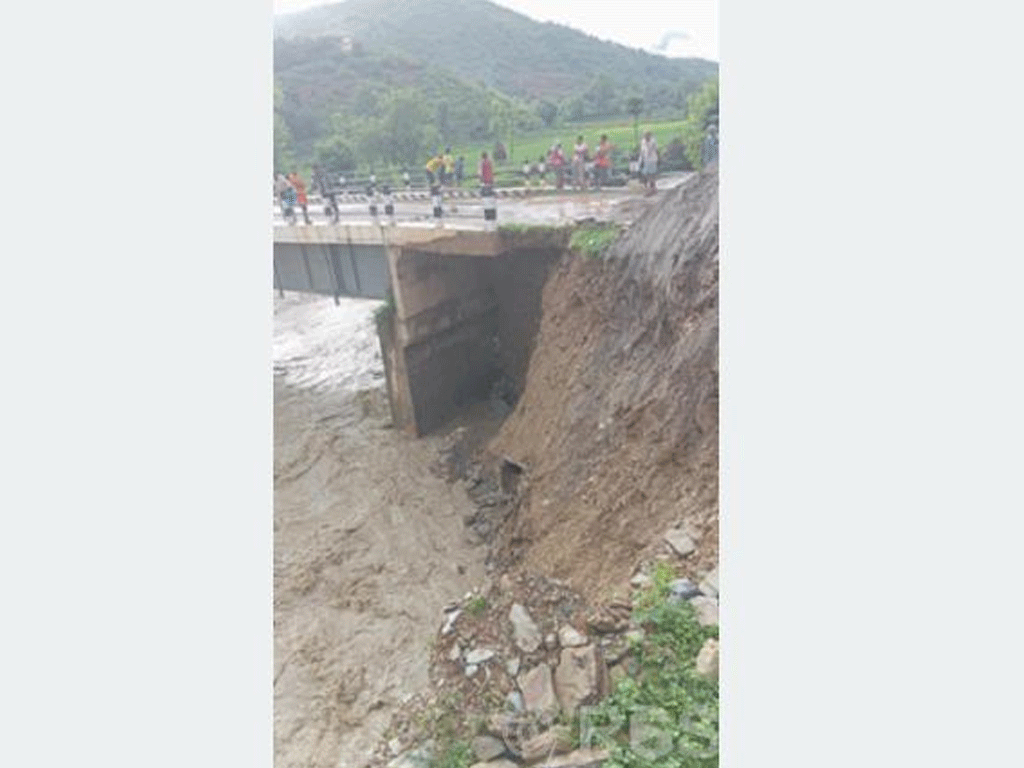 भटौली खोलामा बाढी: पक्की पुलमा क्षति, सवारी आवगमन बन्द