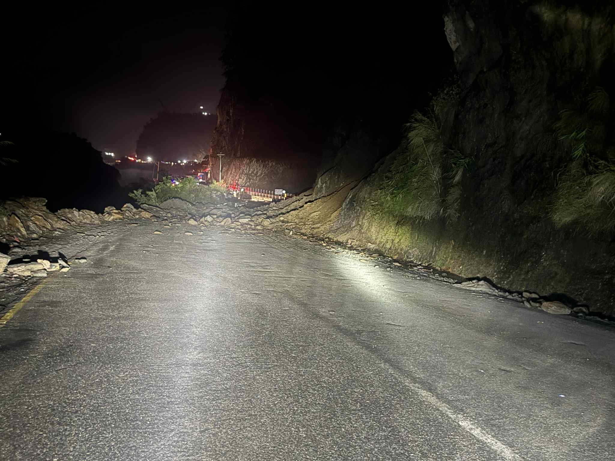 मुग्लिन-नारायणगढ सडक खण्डमा दुई तर्फी आवागमन अवरुद्ध, रातभर नखुल्ने