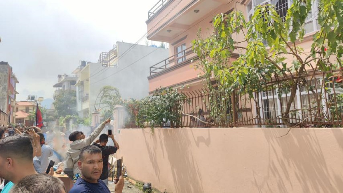 देउवा निवास बूढानीलकण्ठमा प्रदर्शनकारीले गरे आगजनी