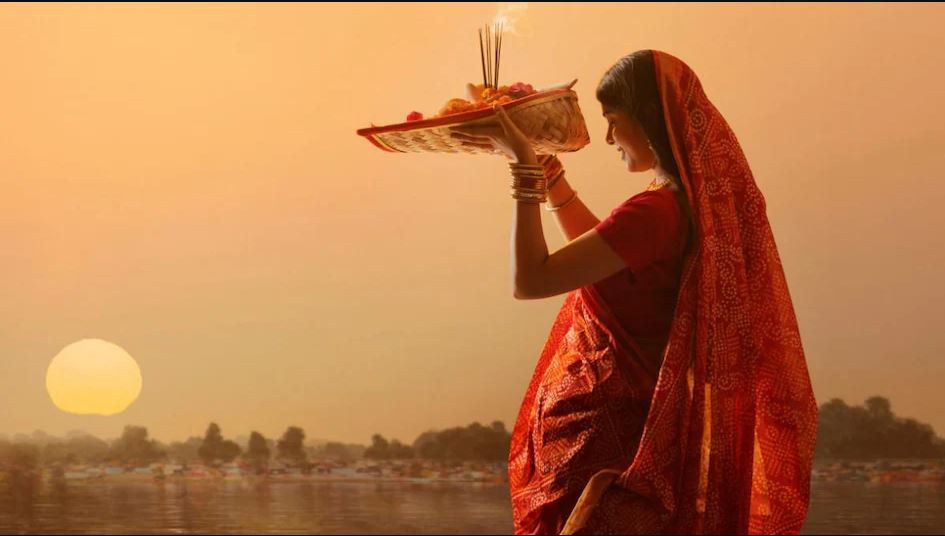 आज छठ पर्वको मुख्य दिन : अस्ताउँदो सूर्यलाई विधिपूर्वक अर्घ्य दिइँदै